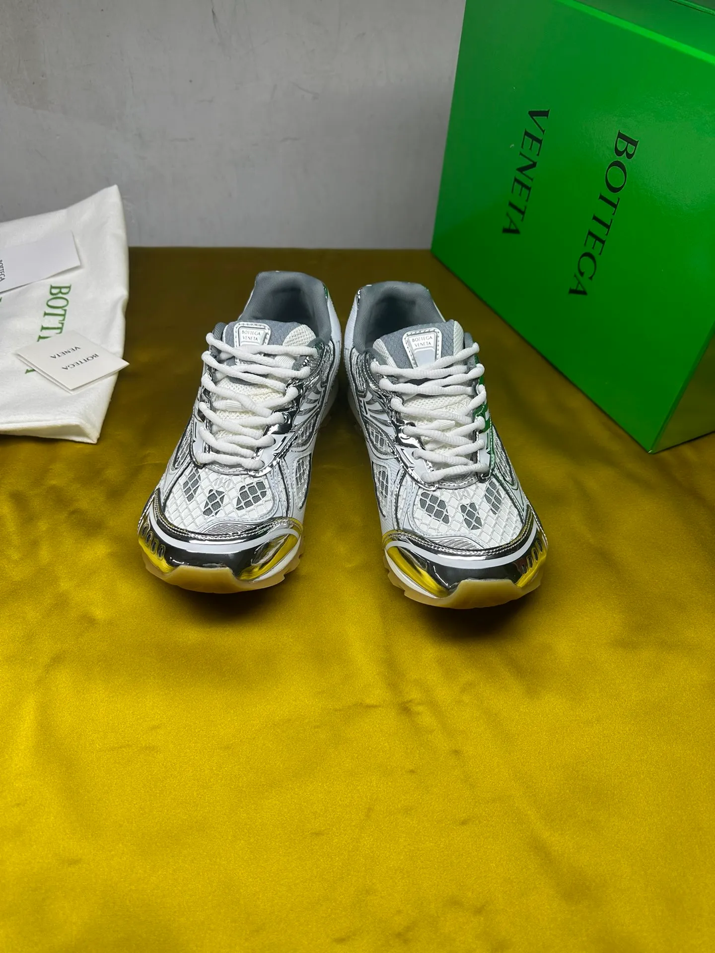👟👟Ex-factory price 600👟👟 Men's size +10 Real photos 🔥🔥BV Orbit sneakers Wang Yibo's same style couple's dad shoes Runner sneakers, made of lightweight technical mesh fabric. Matched with geometric pattern designed rubber outsole, Wang Zha series high version. Look for the package technology. It is actually a lot taller, but the legs are still slim. Very nice, playable and durable. Matched to the standard💯 Package shoe technology. Look for the high version. The outsole is made of color-blocked TPU outsole. Women's model 35 36 37 38 39 40 41 42 (40 41 42 43 44 45 customized) (Customer logo can be accepted without refund or exchange at a favorable price) Equipped with original packaging